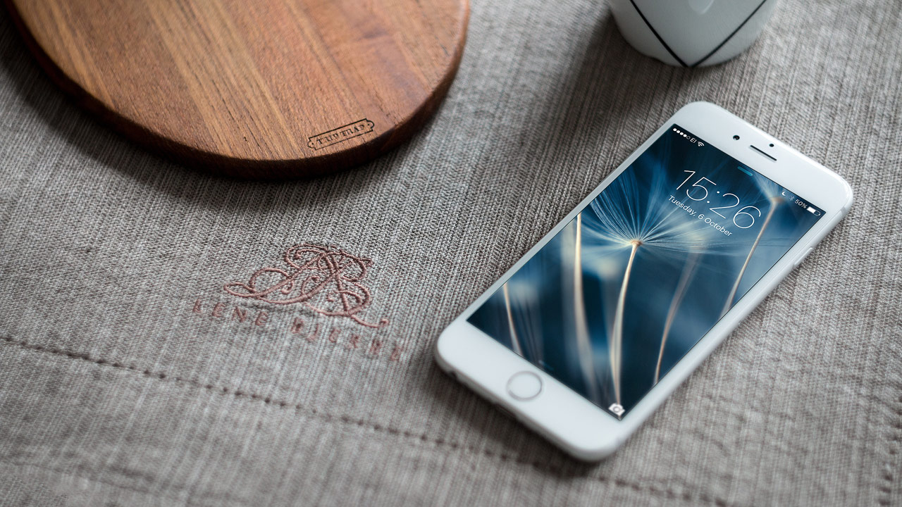 Wallpaper Gold Iphone 6 on Table, Background - Download Free Image